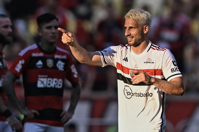 Calleri decide e São Paulo vence 1º jogo da final da Copa do Brasil
